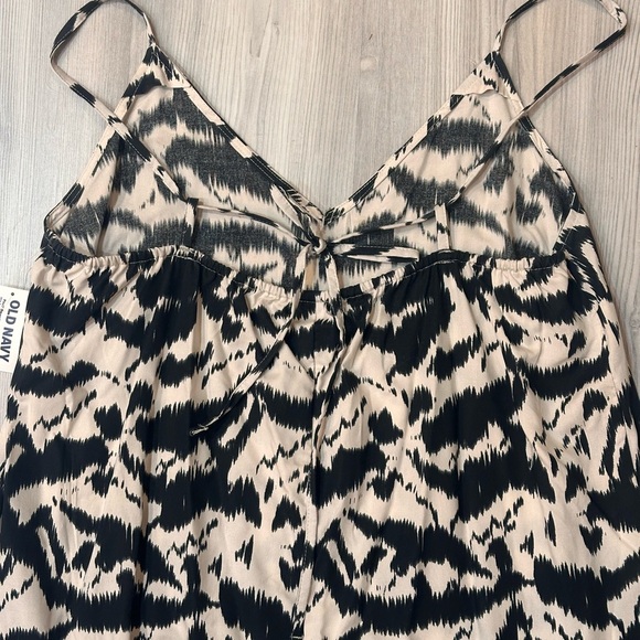 Old Navy Black and White Patterned Maxi Dress - Picture 11 of 11